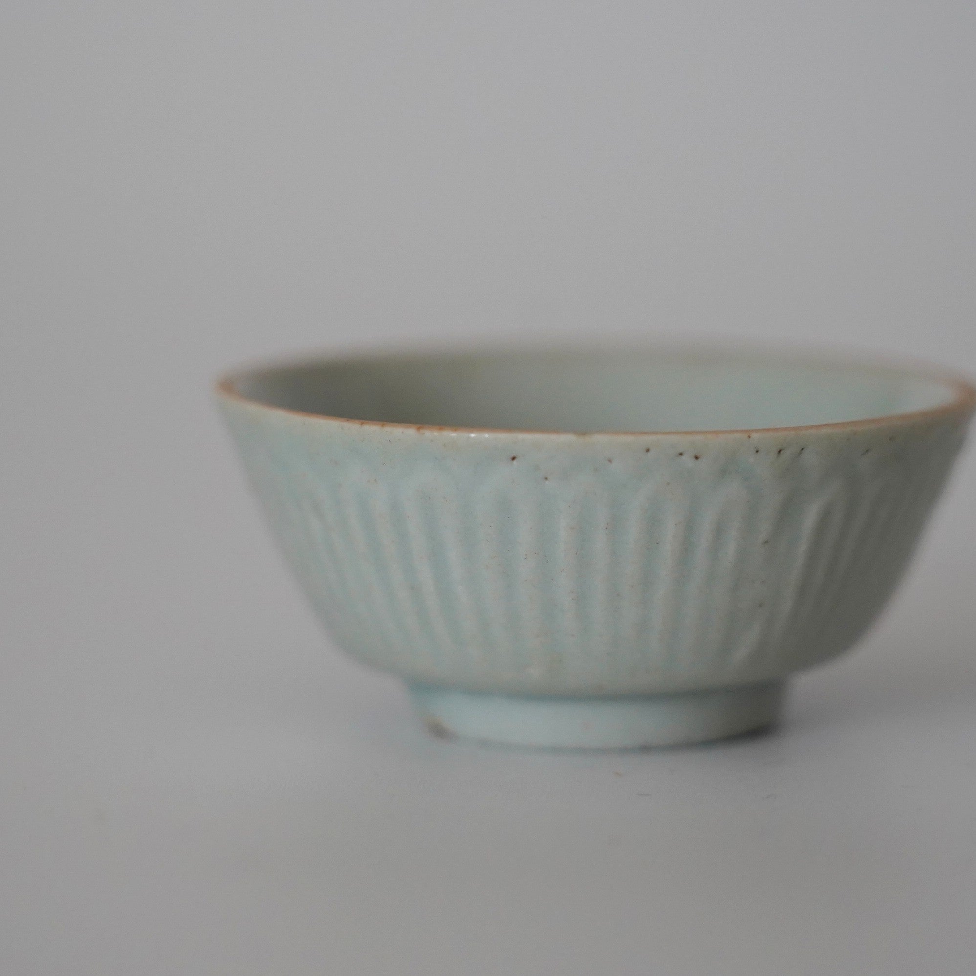 青磁葵文古酒杯 ①