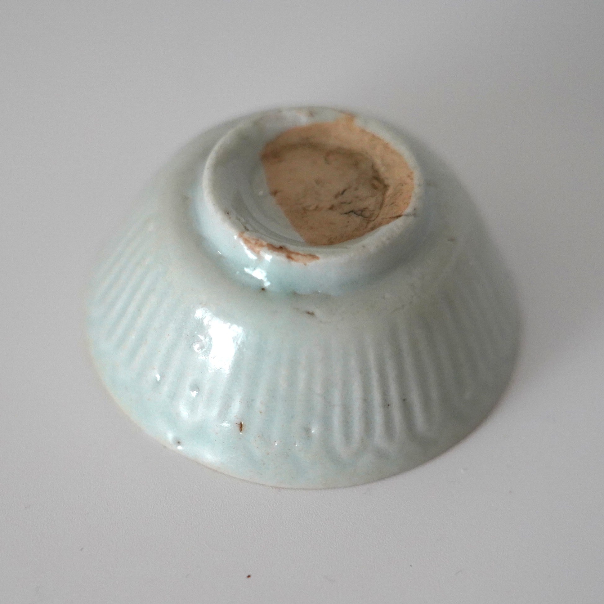 青磁葵文古酒杯 ①