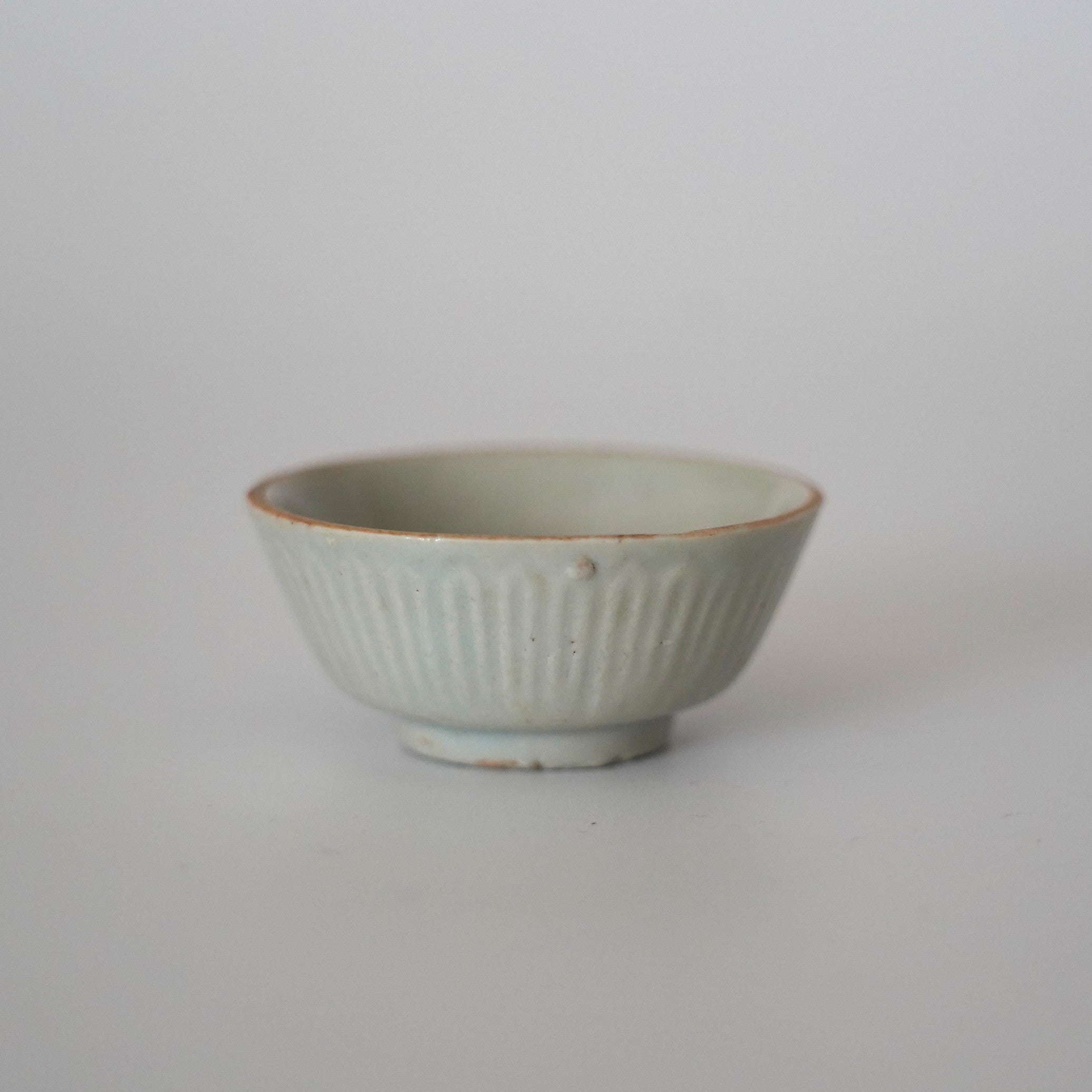 青磁葵文古酒杯 ②