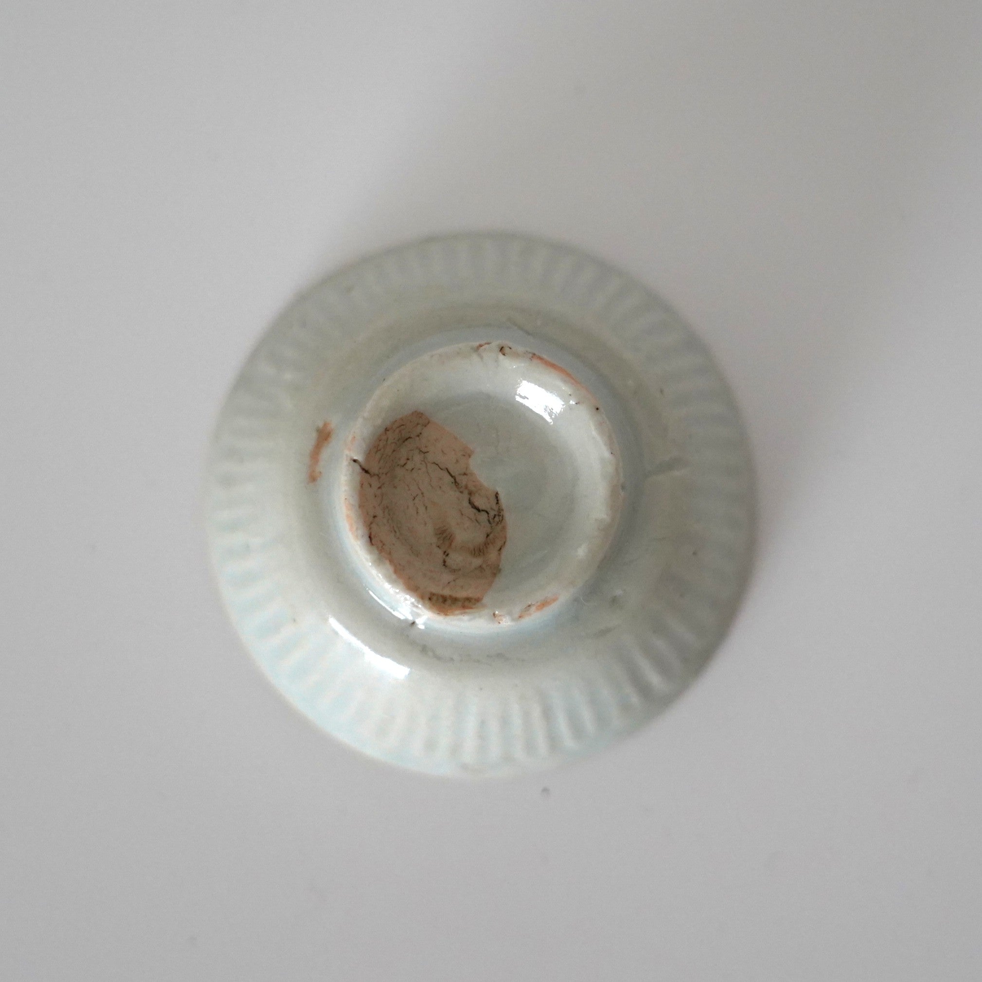 青磁葵文古酒杯 ②