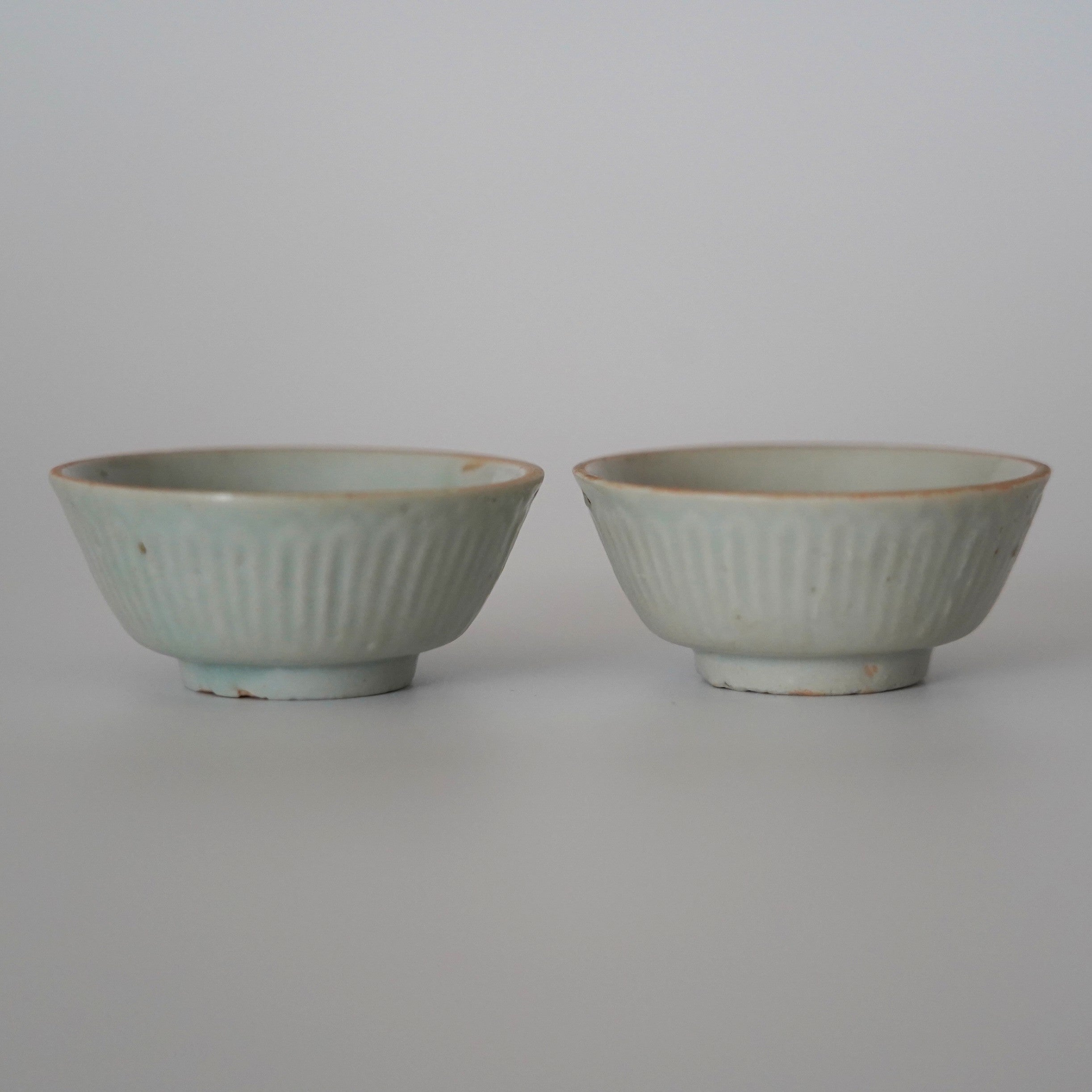 青磁葵文古酒杯 ①