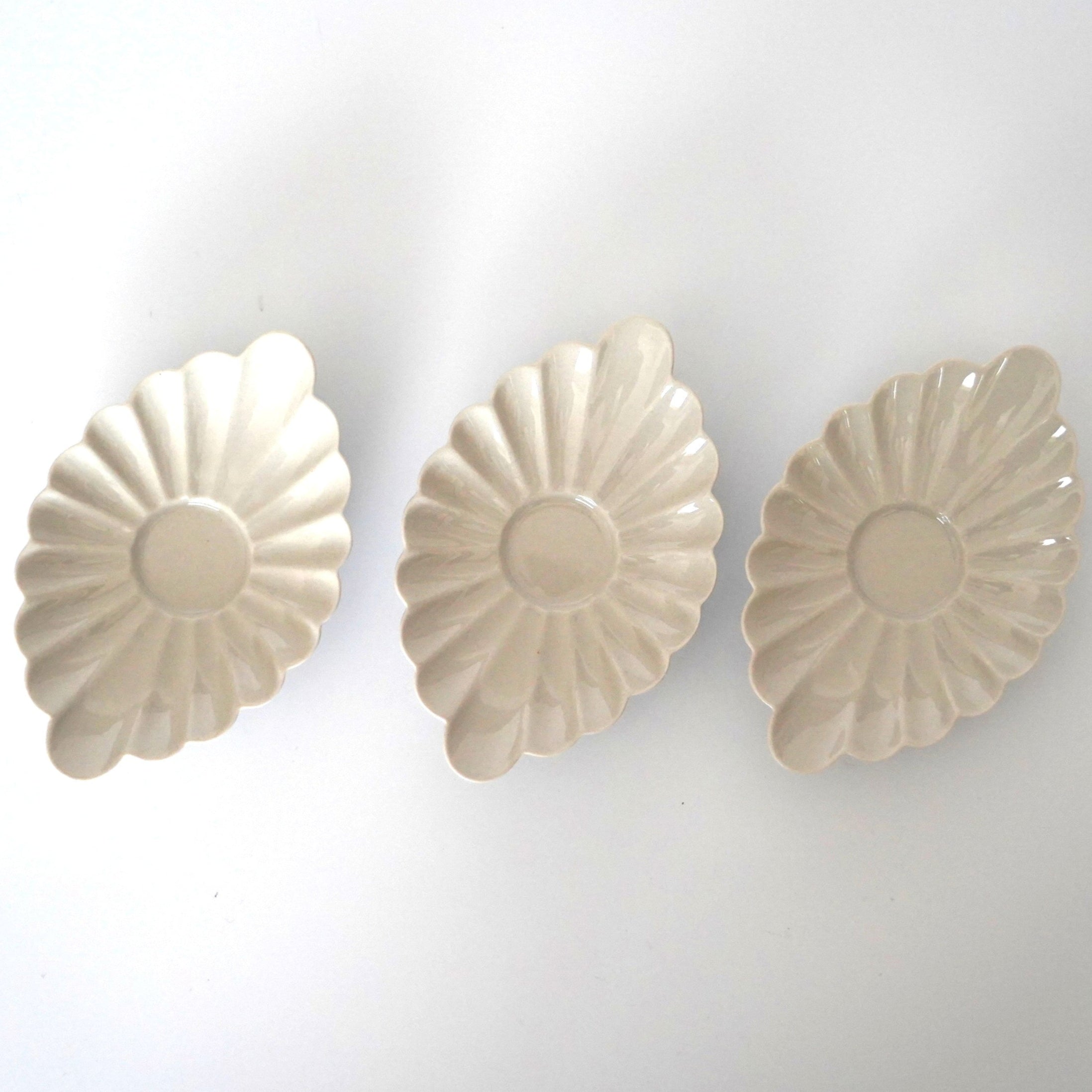 草木灰釉菊花茶托3枚セット