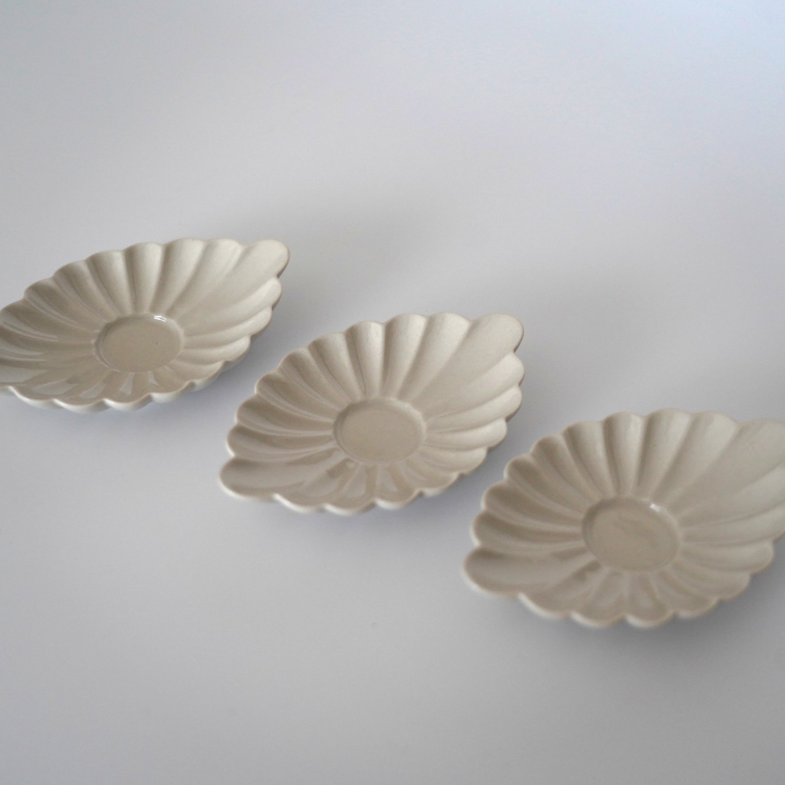 草木灰釉菊花茶托3枚セット