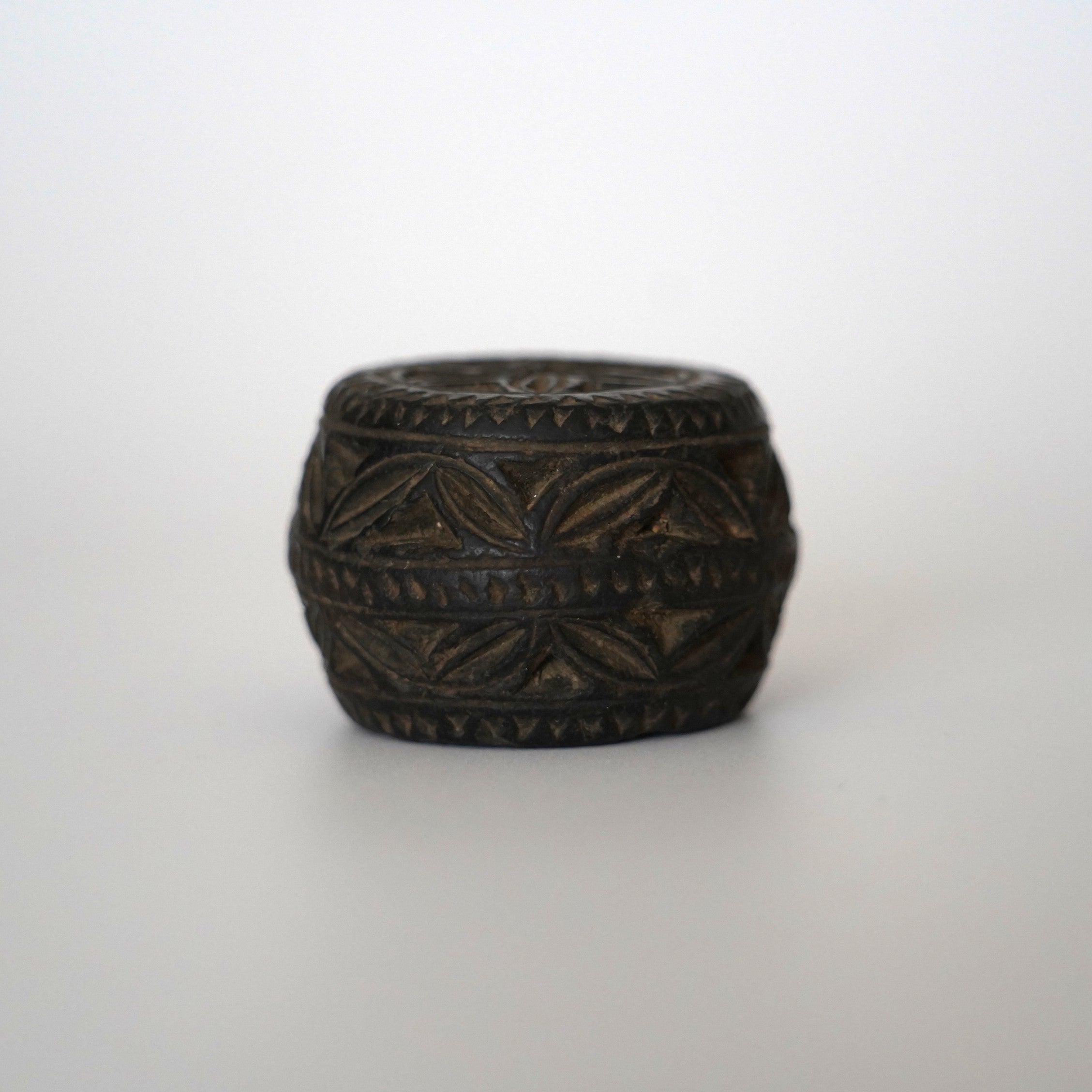 陶製七宝文蓋置 ③