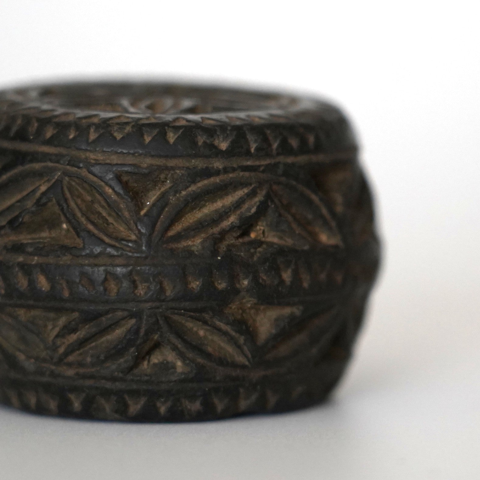 陶製七宝文蓋置 ③