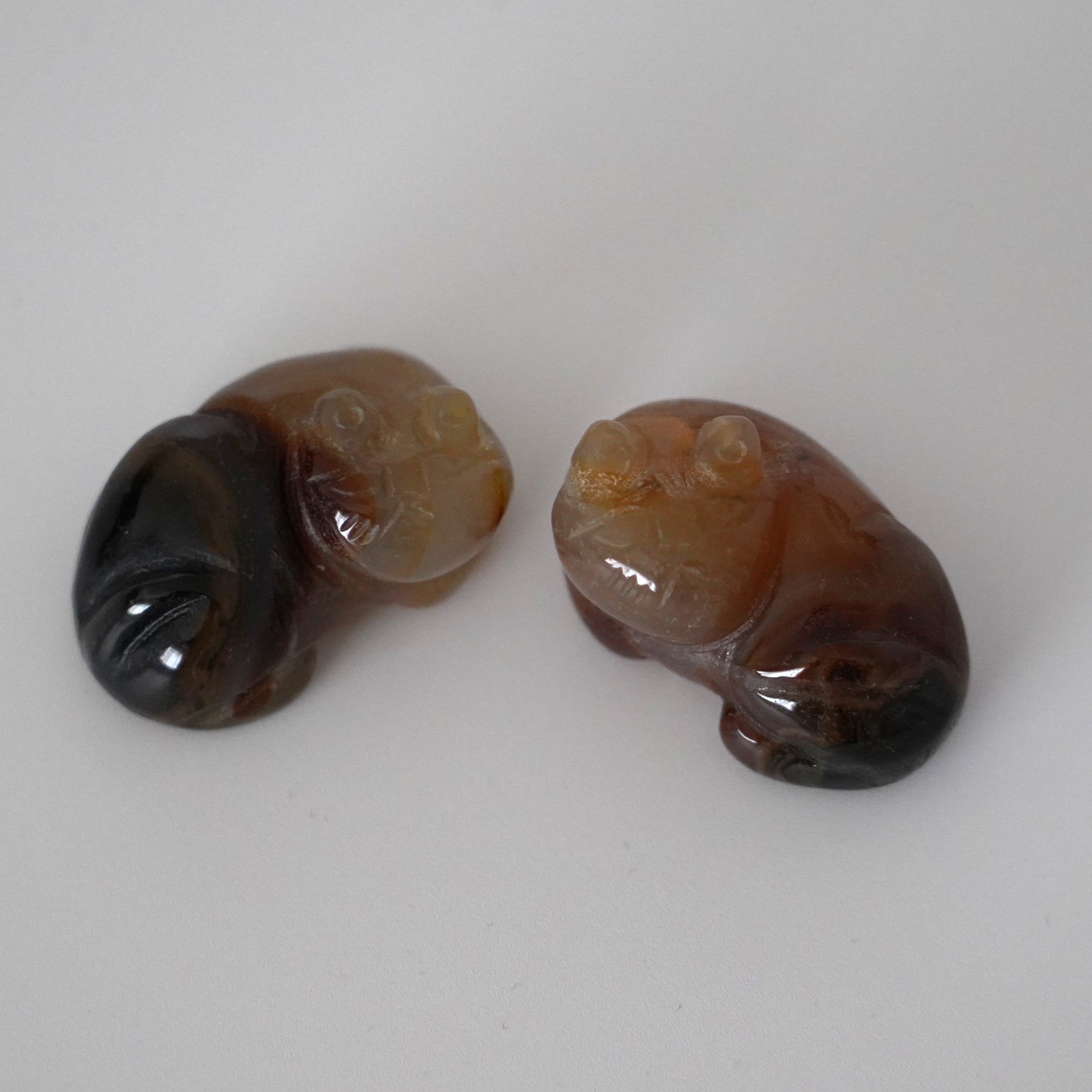 石製回頭猫茶枕右③