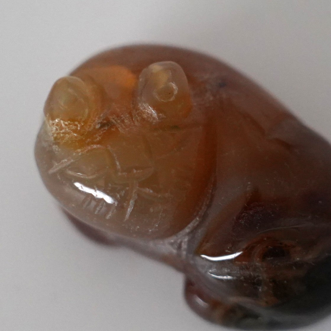 石製回頭猫茶枕左 ④　