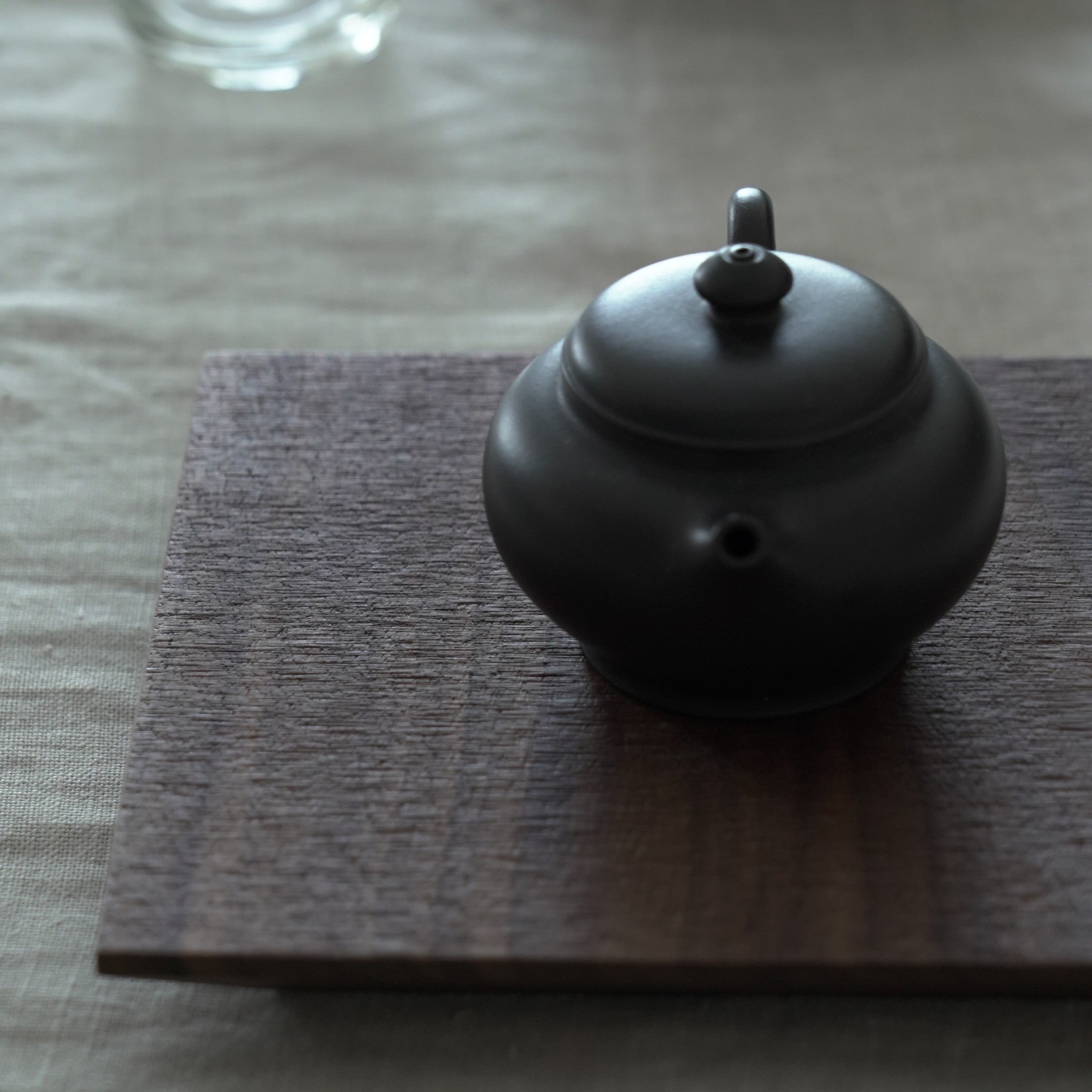 木製正方壺承　クルミ