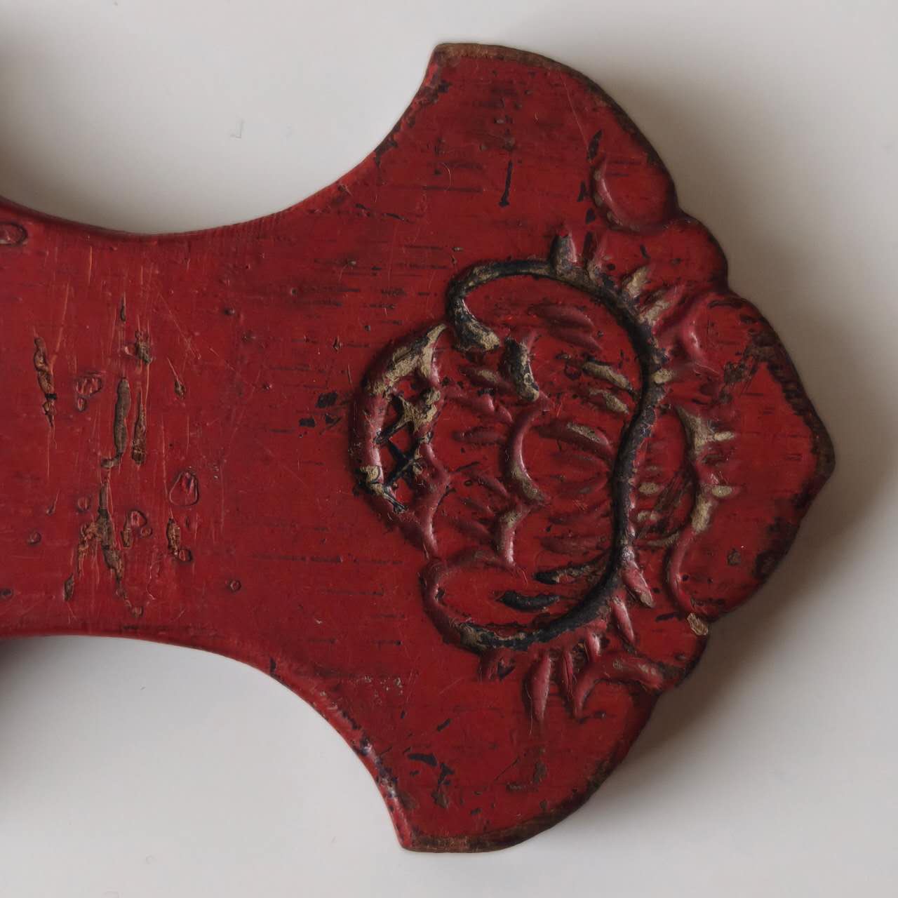 木製赤漆銀錠型花文糸板蓋置