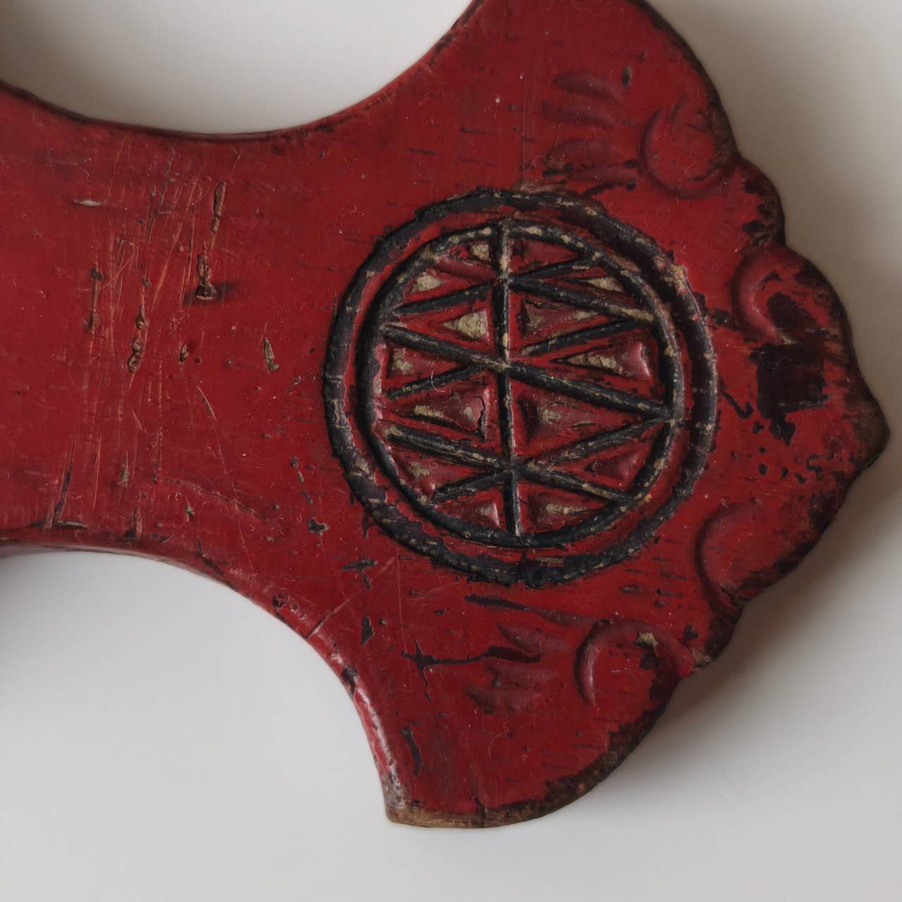 木製赤漆銀錠型花文糸板蓋置