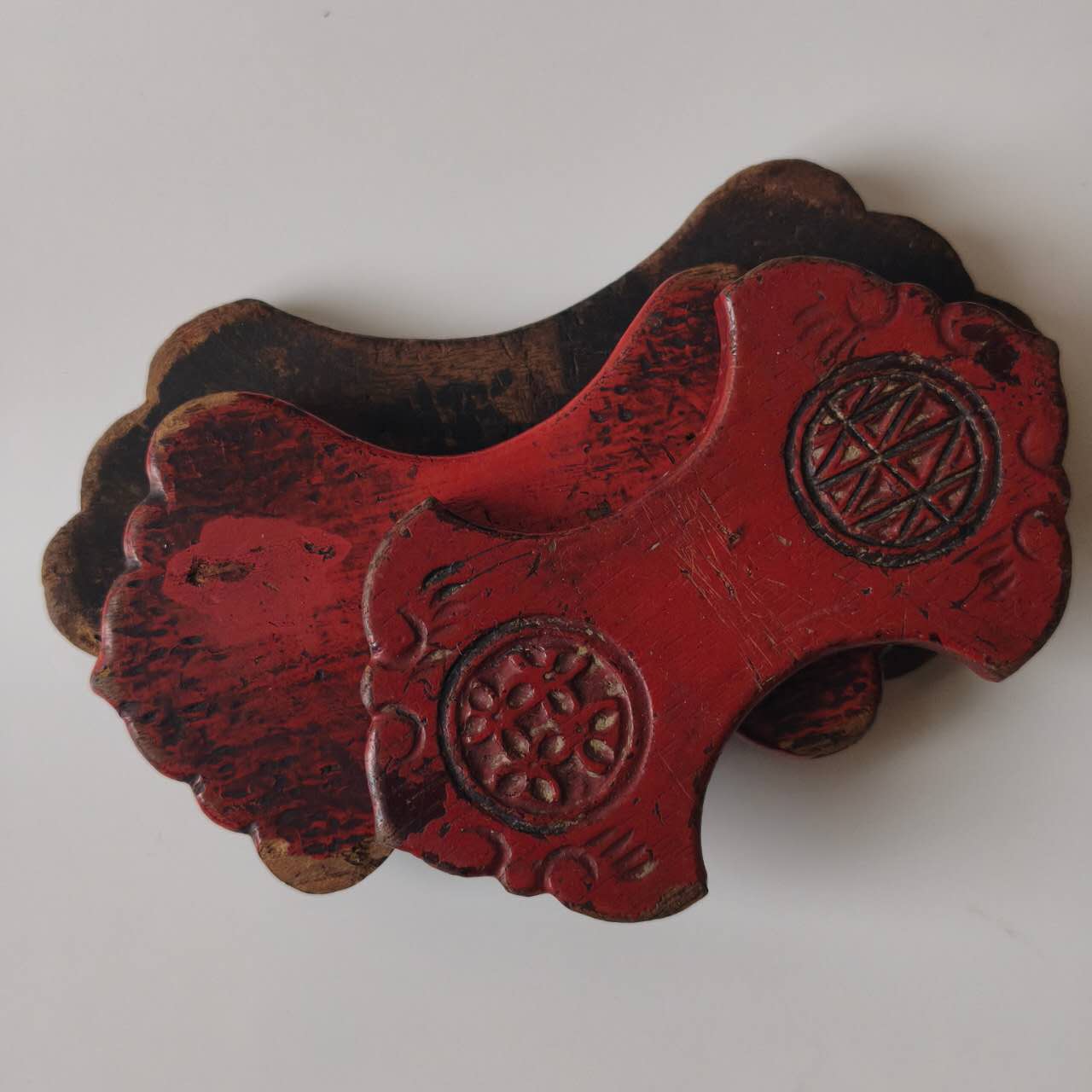 木製赤漆銀錠型花文糸板蓋置