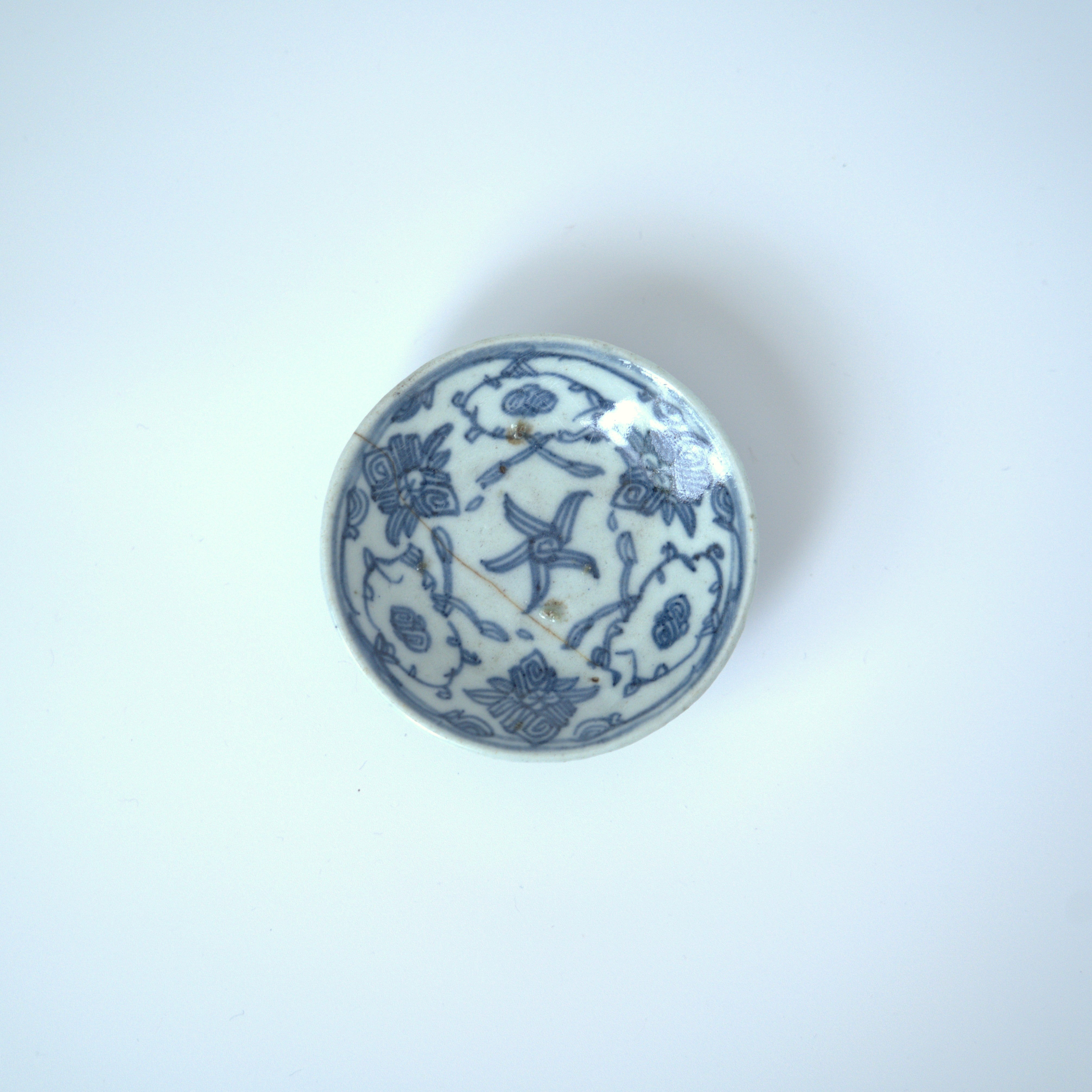 青花絡枝蓮文豆皿