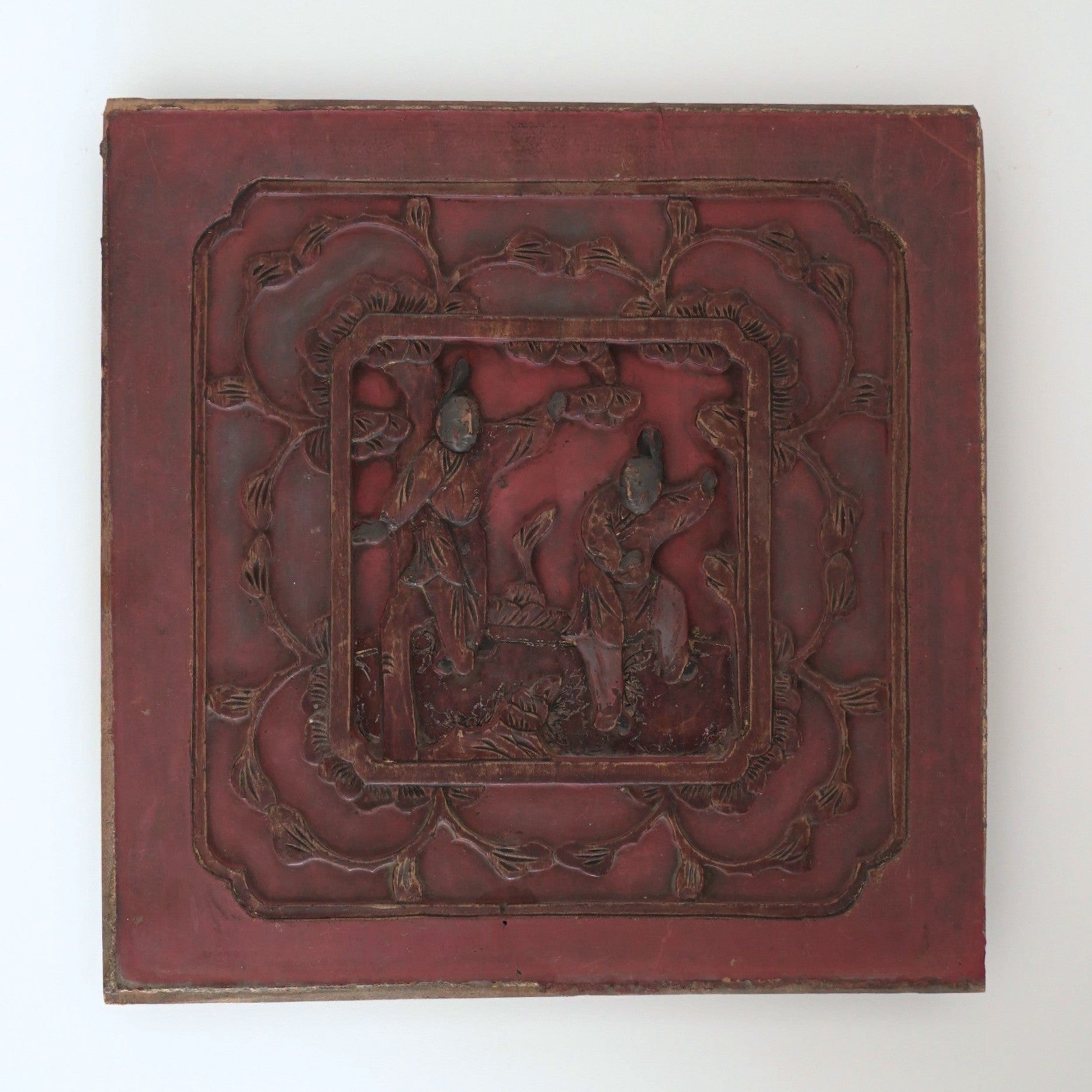 赤漆人物牡丹文壺承①