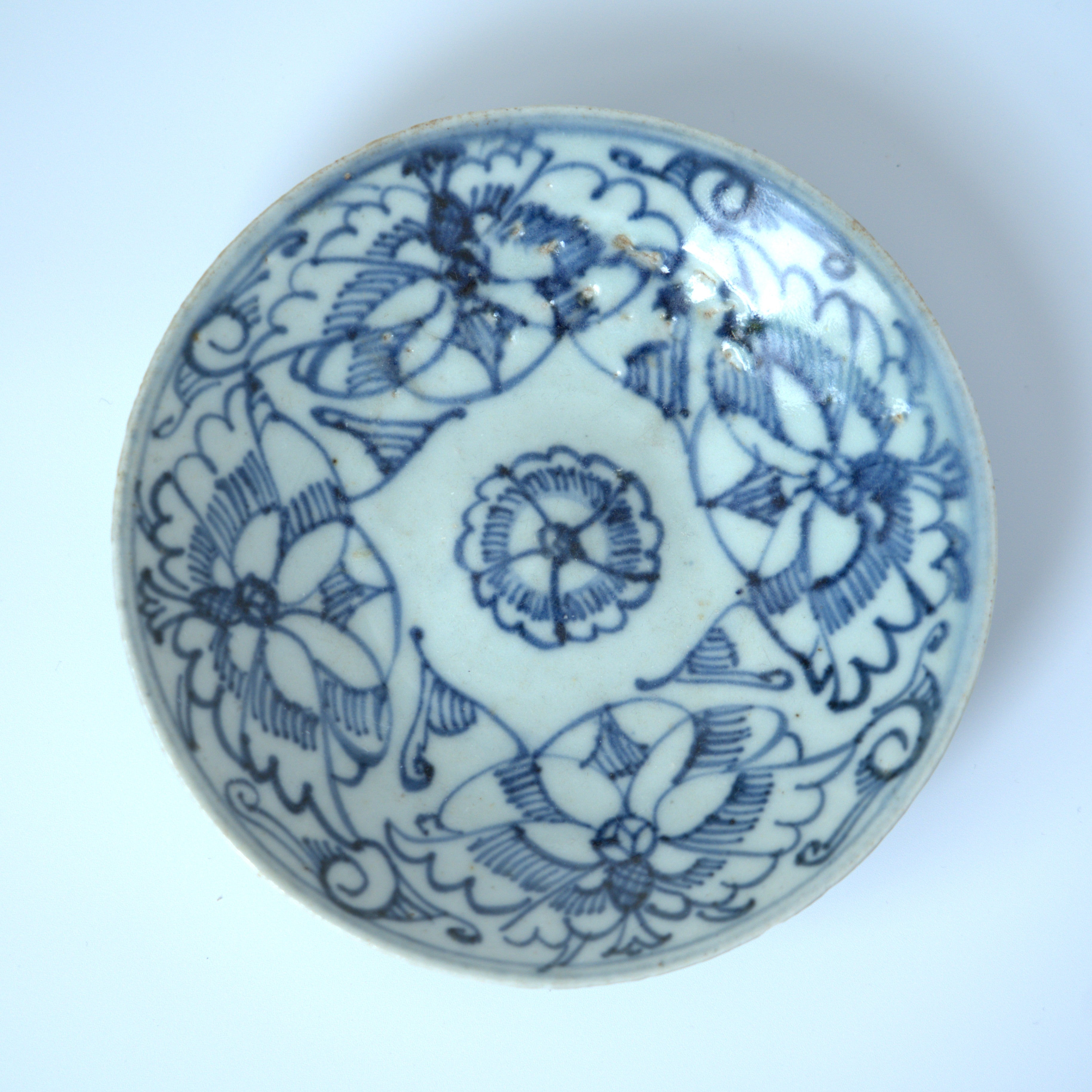 青花蝶恋花文皿①