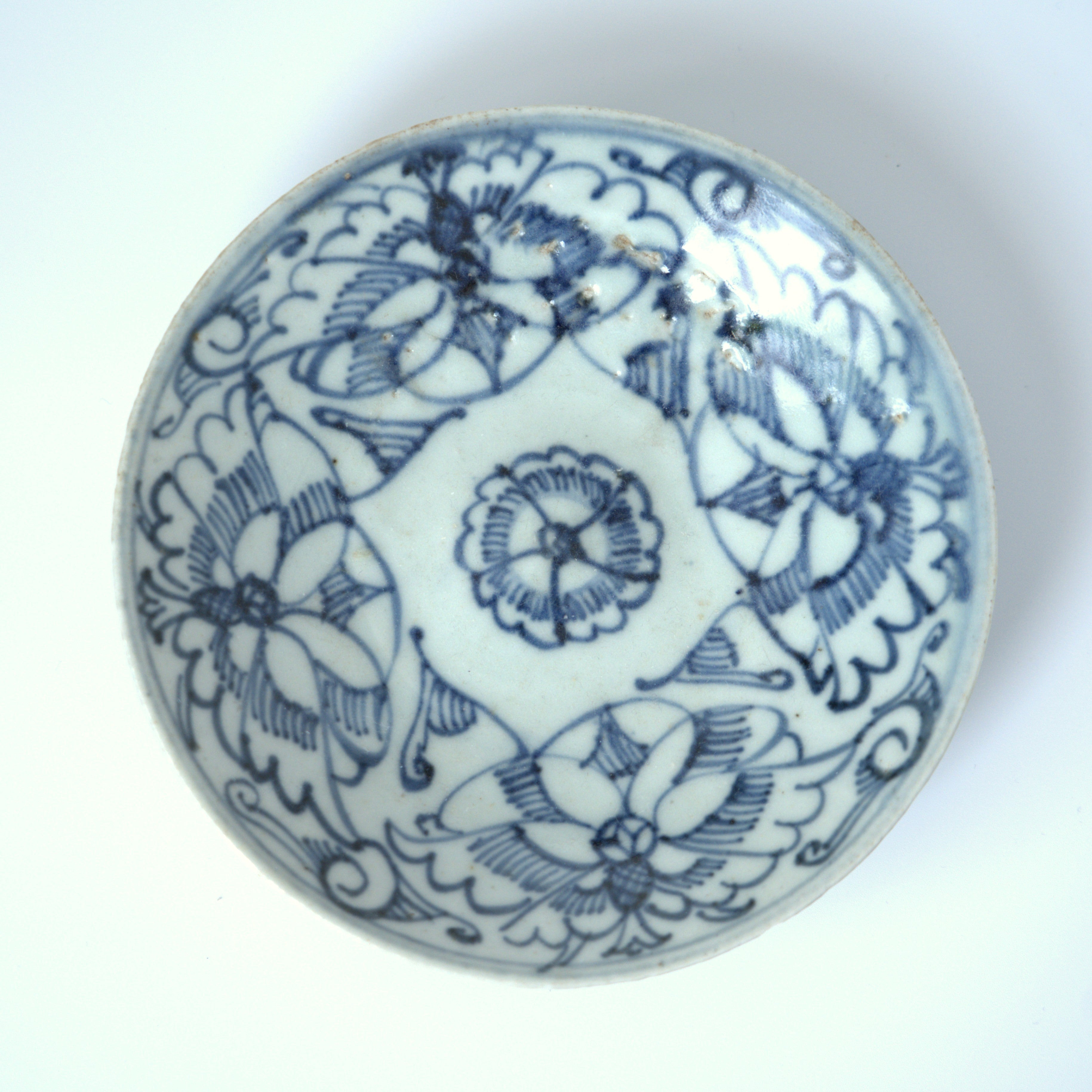 青花蝶恋花文皿①